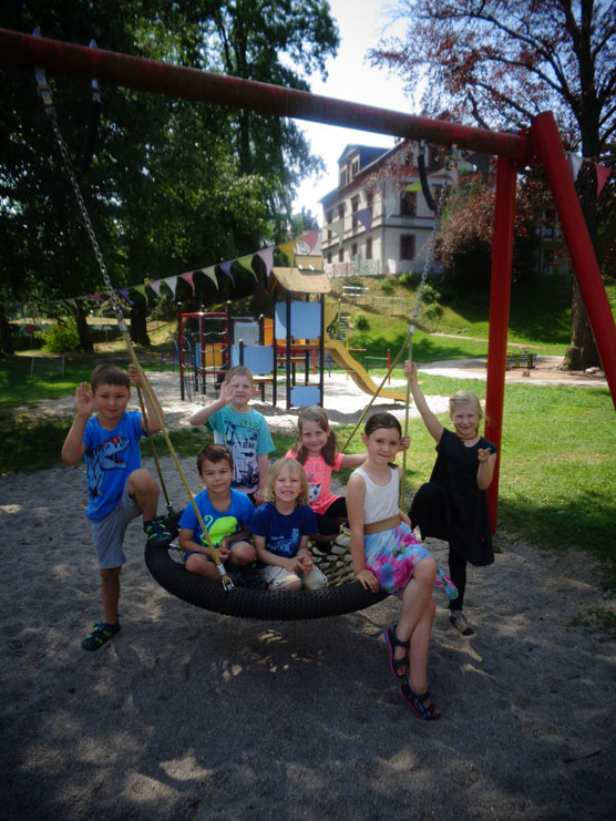 Kinder auf den Spielplatz der KTE