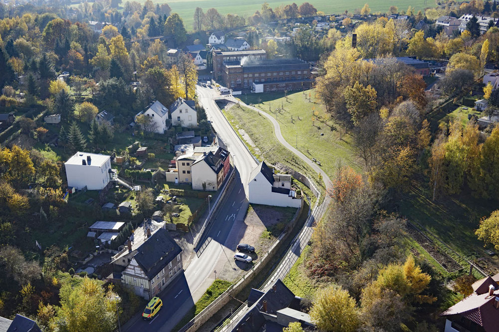 Schrägluftbild Grünraumgestaltung Alttmittweidaer Bach nach Fertigstellung