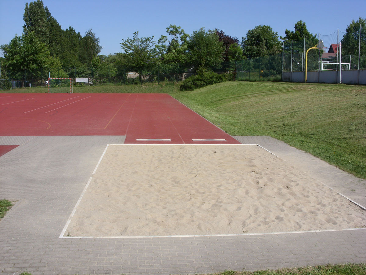 Mehrzweckplatz mit Weitsprunganlage