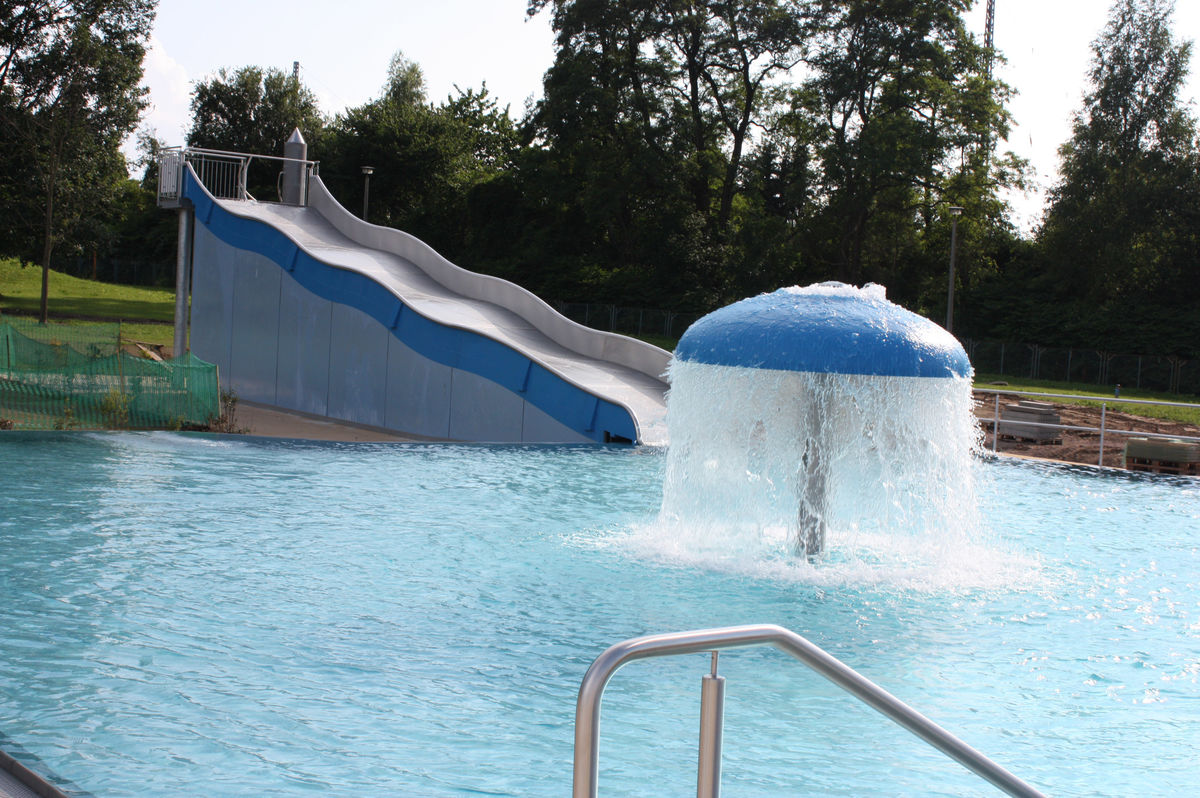 Nichtschwimmerbecken mit Rutsche